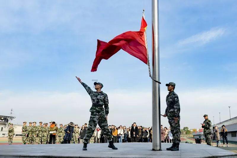 关晓彤春晚彩排生图,粉色造型是真显黑,舞台灯光都救不了?
